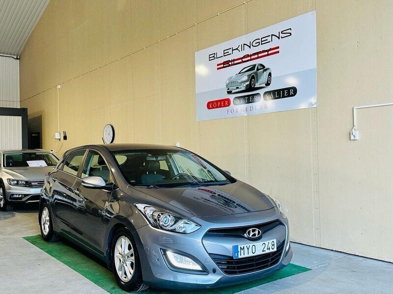 Grå Begagnad 2012 Hyundai i30 Halvkombi | 74 900 kr (Marknadspris) - Bild 1/4