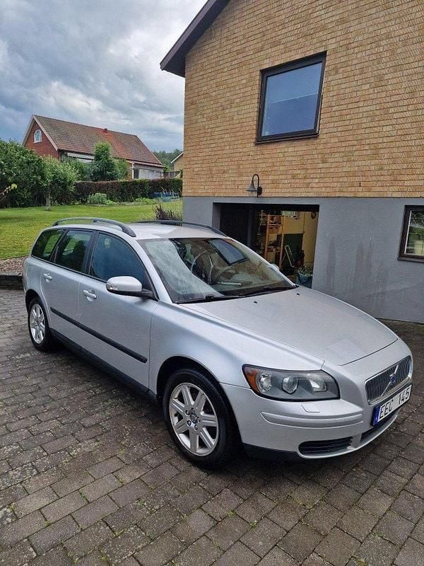 Grå Begagnad 2007 Volvo V50 Kinetic Kombi | 26 500 kr (Bra pris) - Bild 1/4