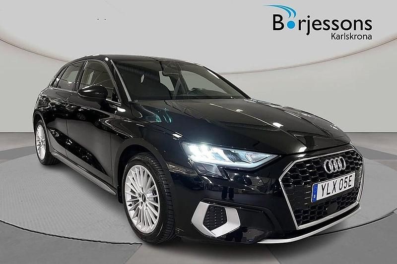 Svart Begagnad 2022 Audi A3 Sportback Advanced Plus Halvkombi | 259 000 kr (Marknadspris) - Bild 1/4