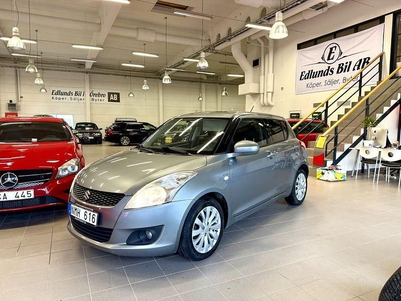 Grå Begagnad 2013 Suzuki Swift Halvkombi | 64 800 kr (Lite dyr) - Bild 1/4