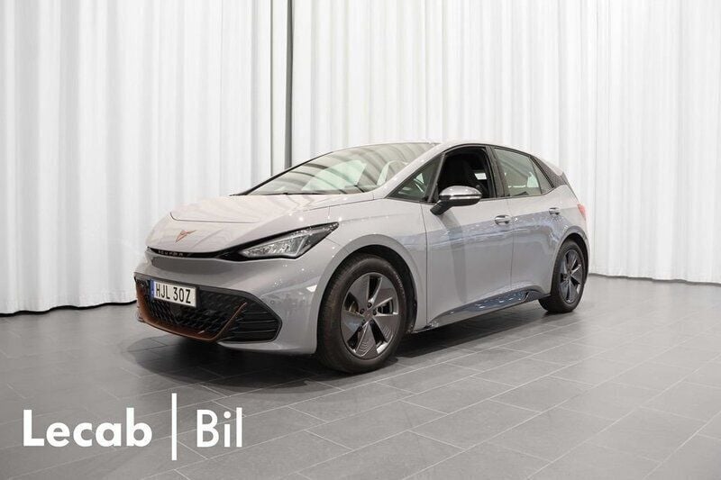 Ljusgrå (vaporgrau) Begagnad 2024 Cupra Born Halvkombi | 299 500 kr (Marknadspris) - Bild 1/4
