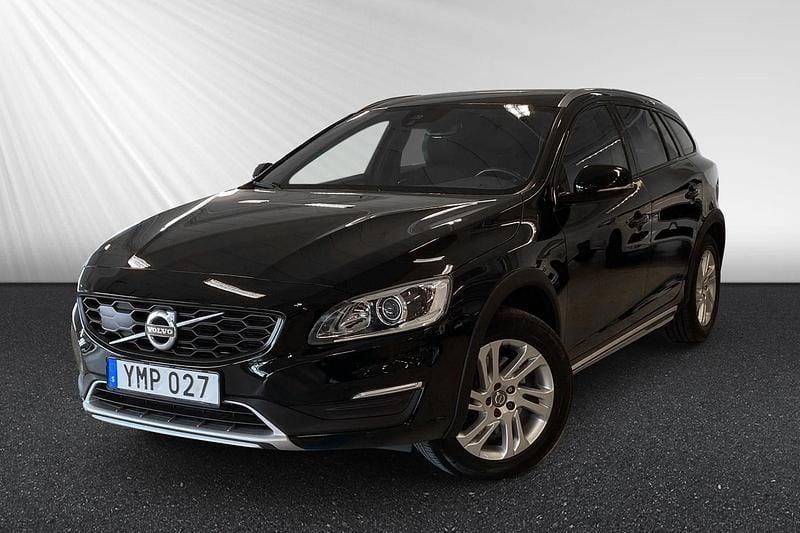 Svart Begagnad 2017 Volvo V60 CC Kombi | 184 400 kr (Superpris) - Bild 1/4