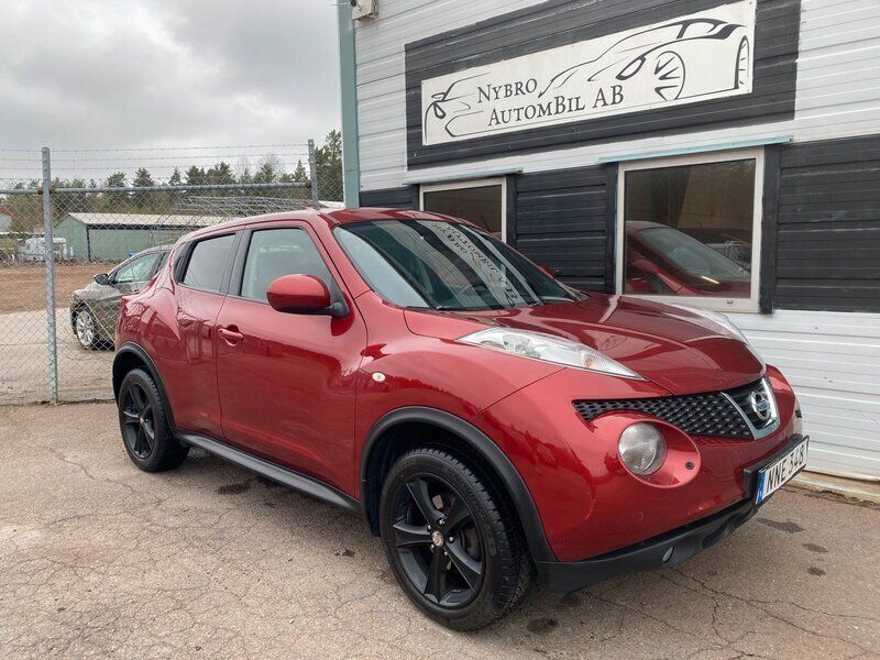 Mörkröd Begagnad 2013 Nissan Juke SUV | 89 900 kr (Marknadspris) - Bild 1/4