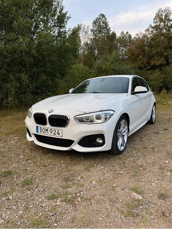 Vit Begagnad 2016 BMW 120 M Sport Halvkombi | 124 900 kr (Dyr) - Bild 1/4