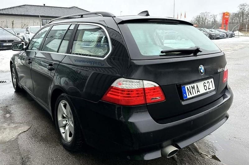 Begagnad BMW 520 177 HK (130 kW) 2010 Svart Kombi