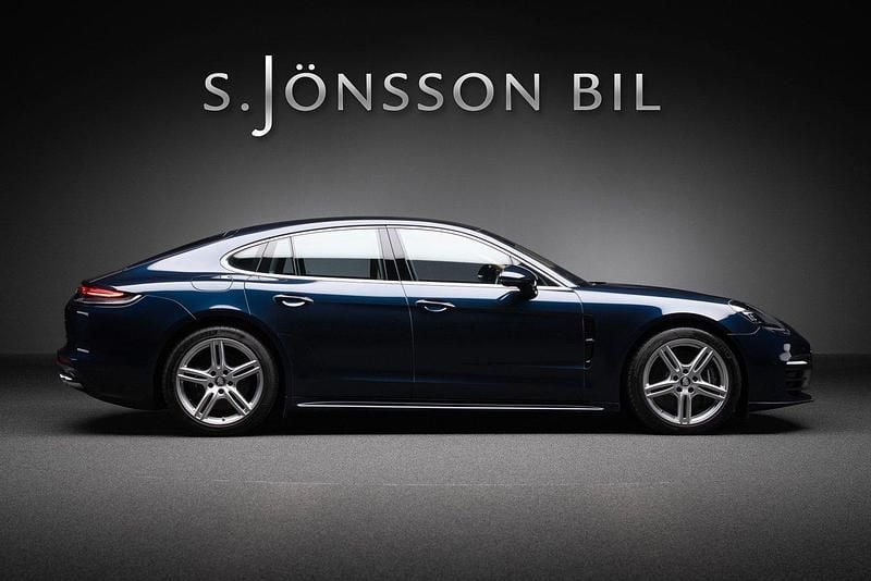 Mörkblå Begagnad 2021 Porsche Panamera 4 Sedan | 689 000 kr (Superpris) - Bild 1/4