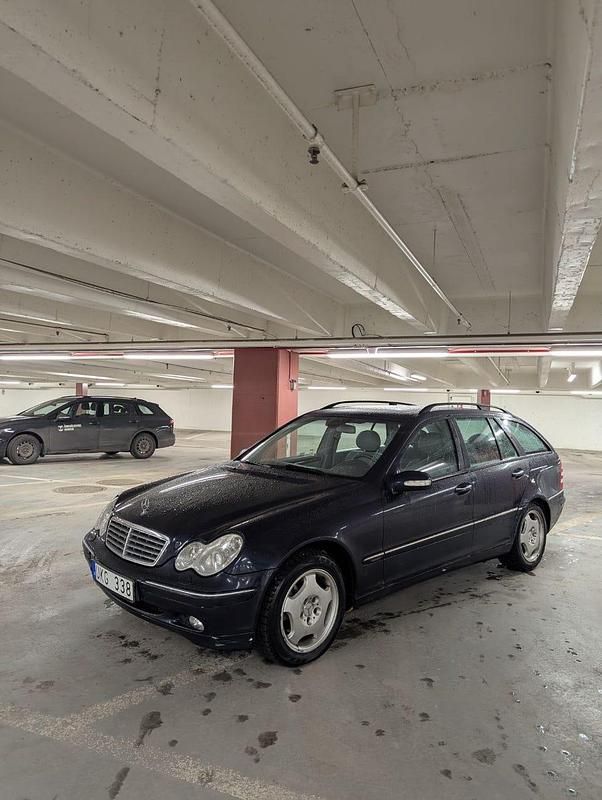 Mörk blå Begagnad 2004 Mercedes C240 Kombi | 39 990 kr - Bild 1/4