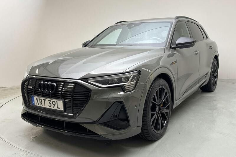 Grå Begagnad 2022 Audi e-tron Advanced SUV | 439 000 kr (Bra pris) - Bild 1/4