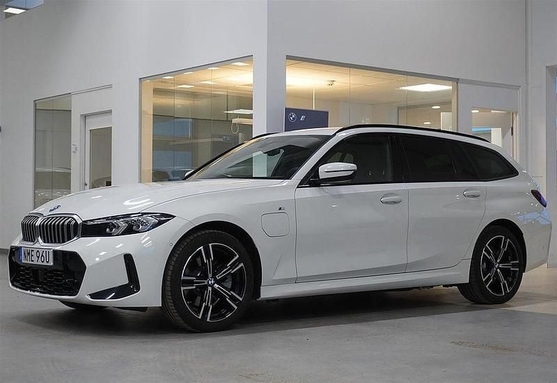 Vit Begagnad 2025 BMW 330e M Sport Kombi | 489 900 kr (Superpris) - Bild 1/4