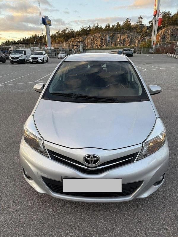 Silver Begagnad 2013 Toyota Yaris Multidrive S Halvkombi | 95 000 kr (Bra pris) - Bild 1/4