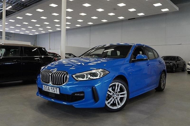 Blå Begagnad 2021 BMW 118 M Sport Halvkombi | 269 900 kr (Lite dyr) - Bild 1/4