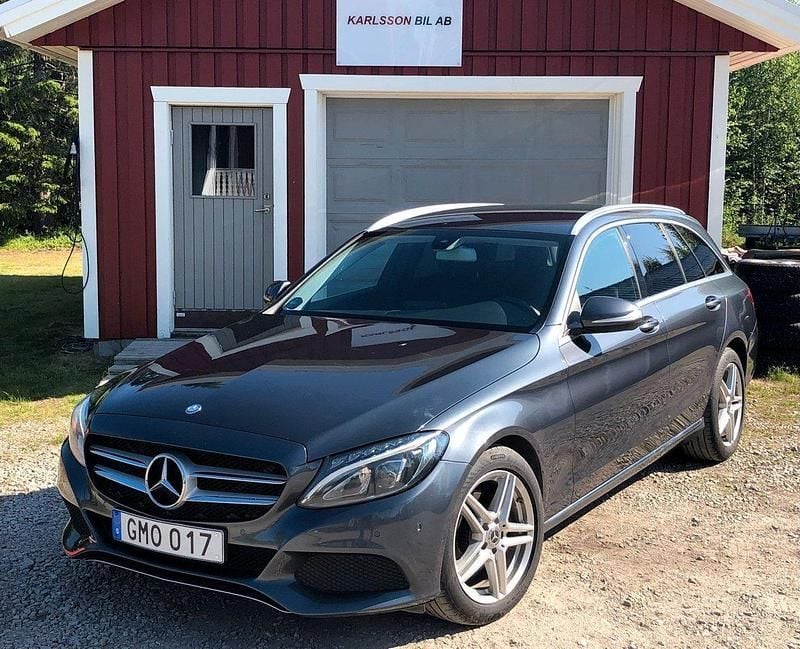 Mörkgrå (grå) Begagnad 2015 Mercedes C220 Avantgarde Kombi | 169 000 kr (Marknadspris) - Bild 1/4