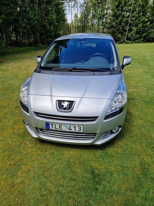 Grå Begagnad 2012 Peugeot 5008 Minibuss | 55 000 kr (Bra pris) - Bild 1/4