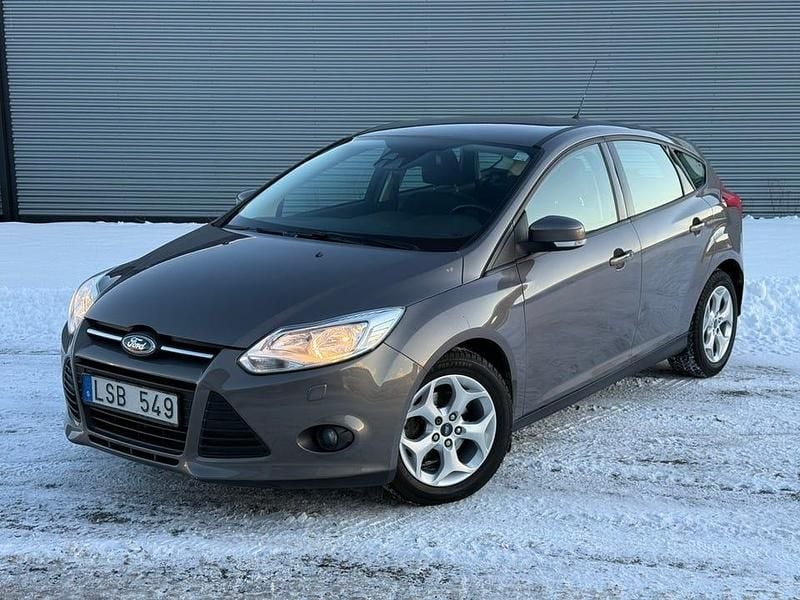 Begagnad 2011 Ford Focus Halvkombi | 52 000 kr (Marknadspris) - Bild 1/4