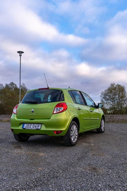 Begagnad Renault Clio R.S. 75 HK (55 kW) 2010 Halvkombi