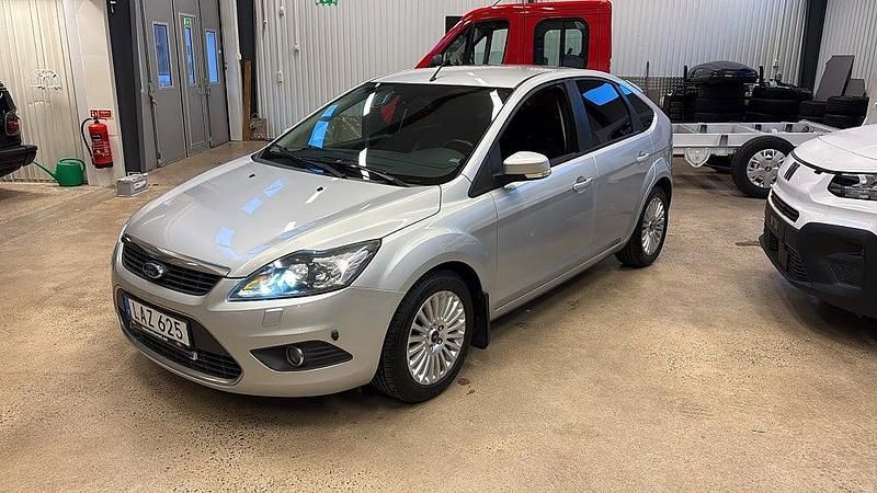 Grå Begagnad 2010 Ford Focus Titanium Halvkombi | 49 900 kr (Marknadspris) - Bild 1/4