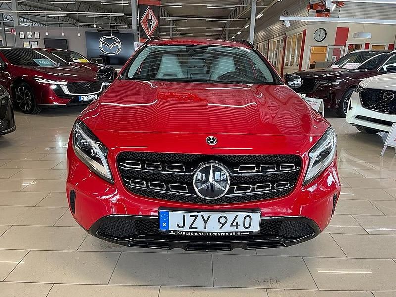 Begagnad Mercedes GLA200 156 HK (114 kW) 2018 Röd SUV