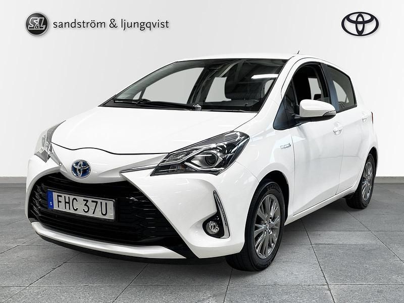 Vit Begagnad 2019 Toyota Yaris Hybrid Active Halvkombi | 164 000 kr (Marknadspris) - Bild 1/4