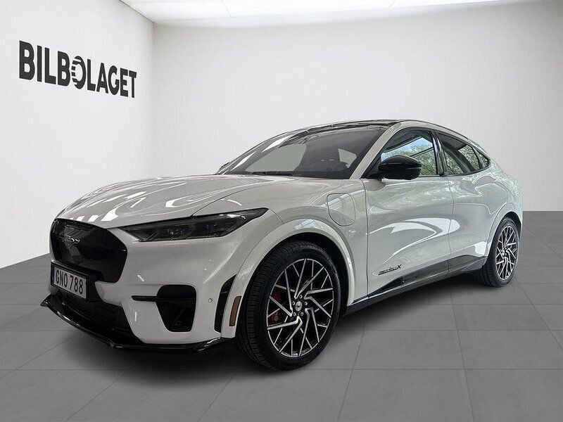 Vit Begagnad 2022 Ford Mustang Mach-E GT SUV | 505 500 kr (Marknadspris) - Bild 1/4