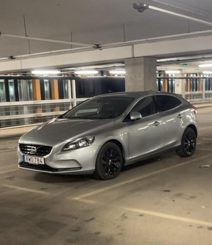 Silver Begagnad 2013 Volvo V40 Momentum Kombi | 86 000 kr (Superpris) - Bild 1/4