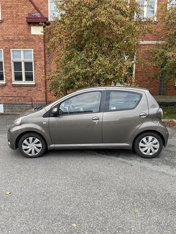 Brun Begagnad 2013 Toyota Aygo Halvkombi | 49 000 kr (Bra pris) - Bild 1/4