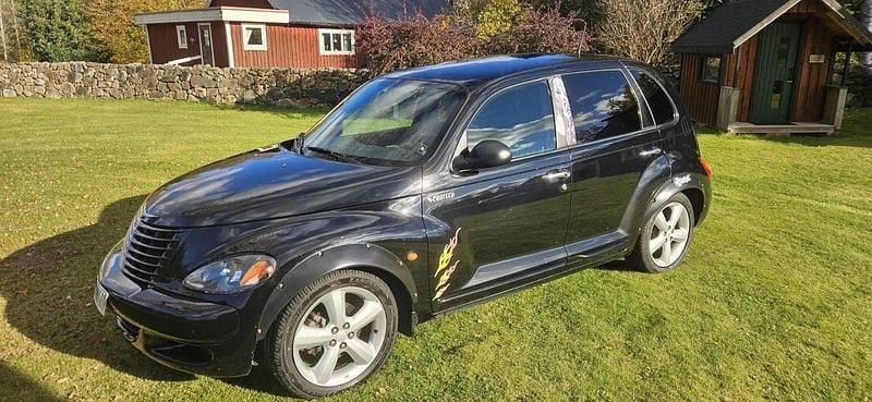 Svart Begagnad 2004 Chrysler PT Cruiser Halvkombi | 35 000 kr (Marknadspris) - Bild 1/4
