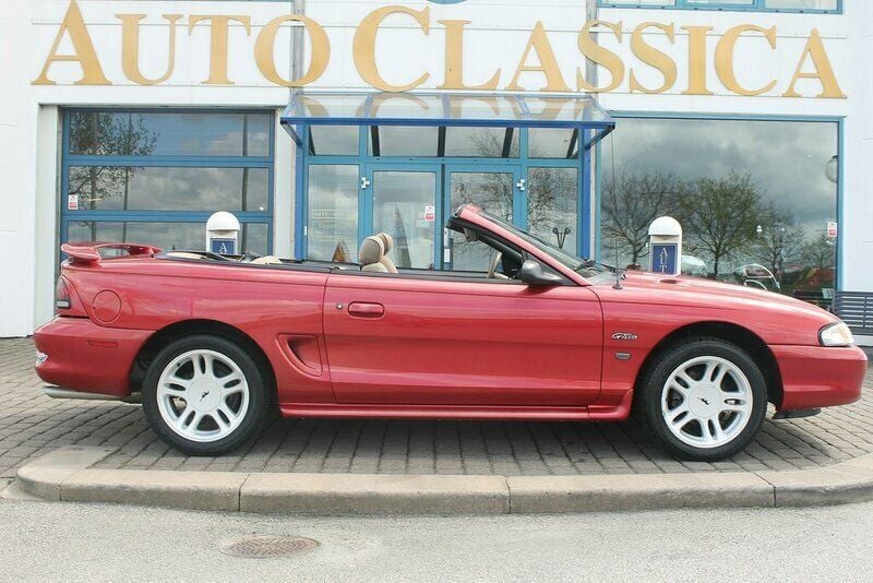 Röd Begagnad 1996 Ford Mustang GT Cab | 99 000 kr - Bild 1/4