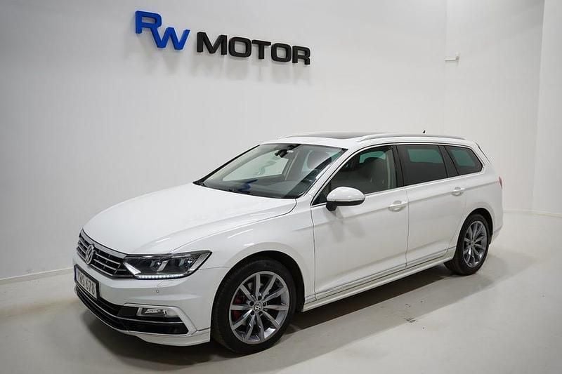 Vit Begagnad 2017 VW Passat R-line Kombi | 204 900 kr (Marknadspris) - Bild 1/4
