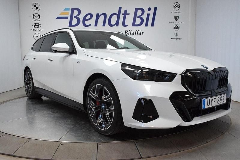 Vit Begagnad 2025 BMW i5 M Sport Sedan | 749 500 kr (Marknadspris) - Bild 1/3