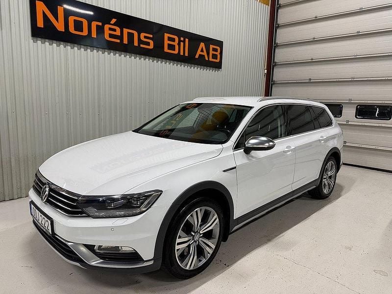 Vit Begagnad 2016 VW Passat Alltrack Kombi | 229 000 kr (Marknadspris) - Bild 1/4