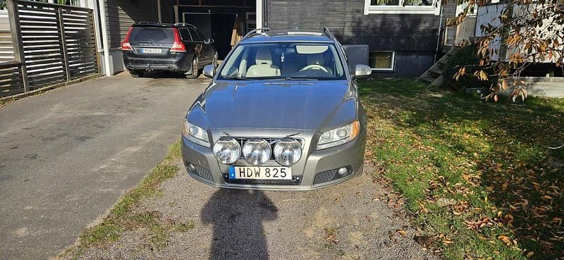 Brun Begagnad 2009 Volvo V70 Kombi | 45 000 kr (Bra pris) - Bild 1/4