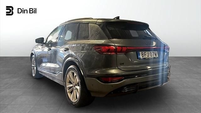Begagnad Audi Q6 e-tron S-Line 284 kW (387 HK) 2025 Daytonagrå pärleffekt SUV