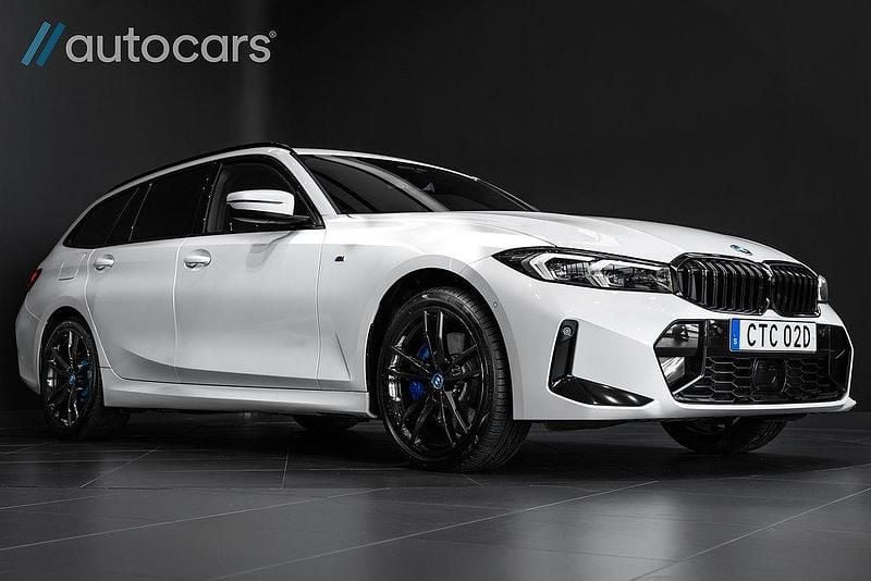 Vit Begagnad 2024 BMW 330e M Sport Kombi | 498 750 kr (Marknadspris) - Bild 1/4
