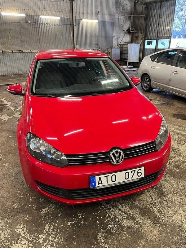 Röd Begagnad 2010 VW Golf VI Halvkombi | 65 000 kr (Marknadspris) - Bild 1/4