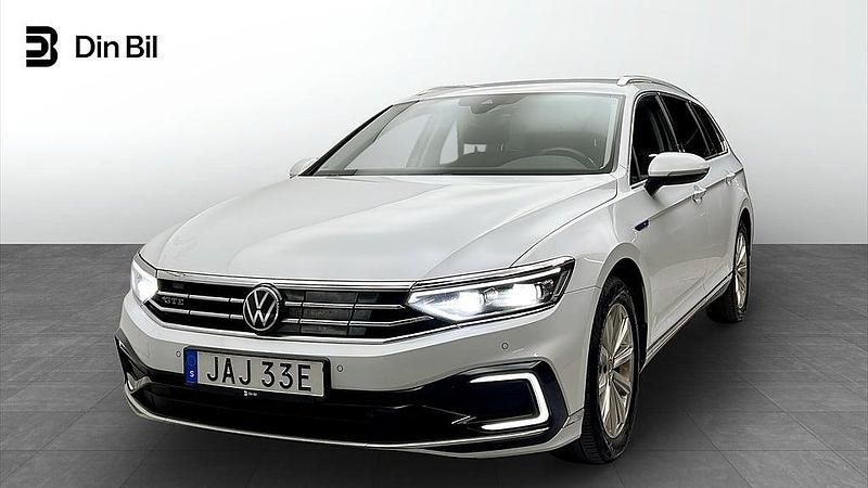 Glacier white metallic Begagnad 2023 VW Passat Executive Kombi | 279 900 kr (Lite dyr) - Bild 1/4