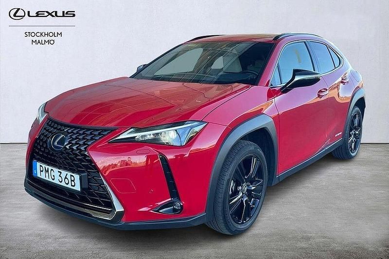 Röd Begagnad 2022 Lexus UX 250h Sport Line SUV | 294 000 kr (Marknadspris) - Bild 1/4