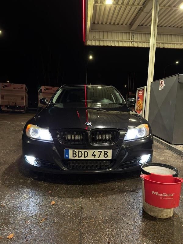 Begagnad 2010 BMW 320 Sedan | 60 000 kr (Bra pris) - Bild 1/4