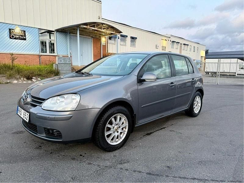 Grå Begagnad 2009 VW Golf VI Trendline Halvkombi | 35 900 kr (Bra pris) - Bild 1/4