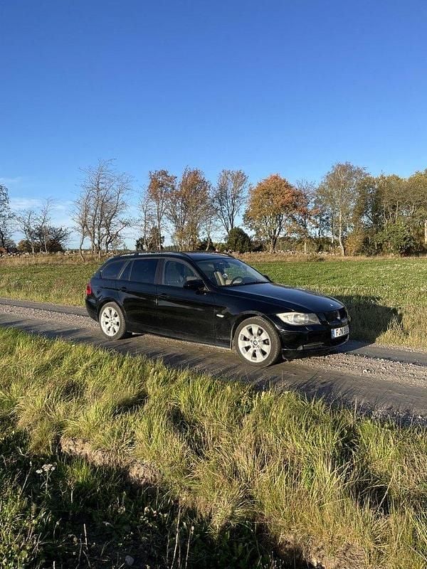 Svart Begagnad 2007 BMW 325 Advantage Kombi | 42 000 kr (Bra pris) - Bild 1/4