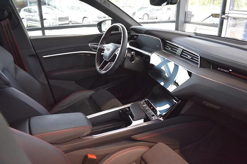 Begagnad Audi Q8 e-tron Sport 250 kW (340 HK) 2024 Grå SUV