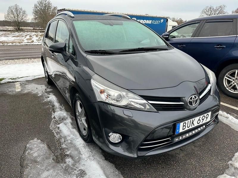 Begagnad 2015 Toyota Verso Minibuss | 109 000 kr (Marknadspris) - Bild 1/4