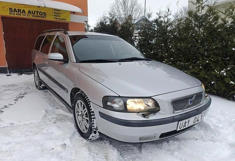 Grå Begagnad 2004 Volvo V70 Business Edition Kombi | 32 000 kr (Marknadspris) - Bild 1/4