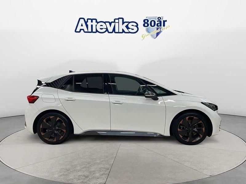 Begagnad Cupra Born e-Boost 172 kW (234 HK) 2023 Vit Halvkombi