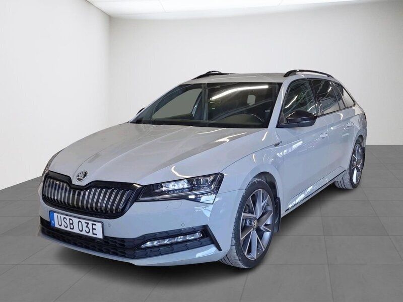 Grå Begagnad 2021 Skoda Superb Business Line Kombi | 334 500 kr (Dyr) - Bild 1/4