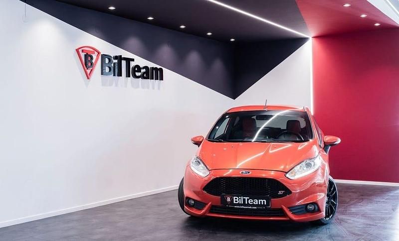 Orange Begagnad 2013 Ford Fiesta ST Halvkombi | 109 900 kr (Marknadspris) - Bild 1/4