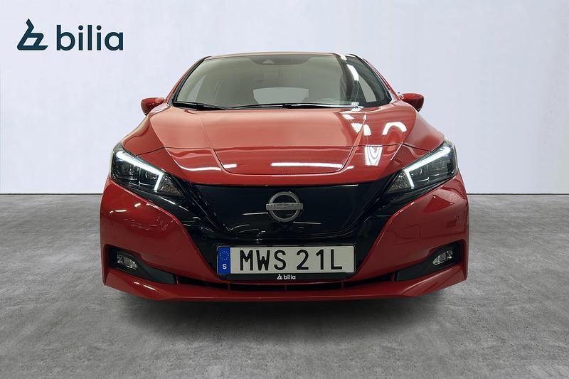Begagnad Nissan Leaf N-Connecta 161 kW (219 HK) 2023 Röd Halvkombi