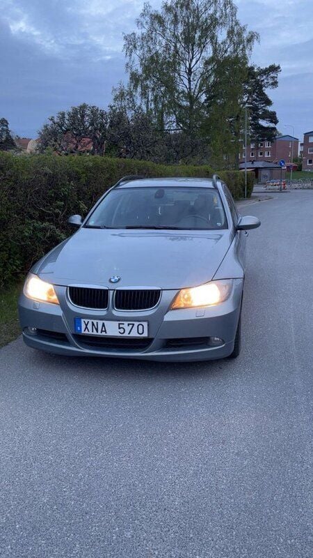 Grå Begagnad 2006 BMW 320 Advantage Kombi | 15 000 kr (Superpris) - Bild 1/4