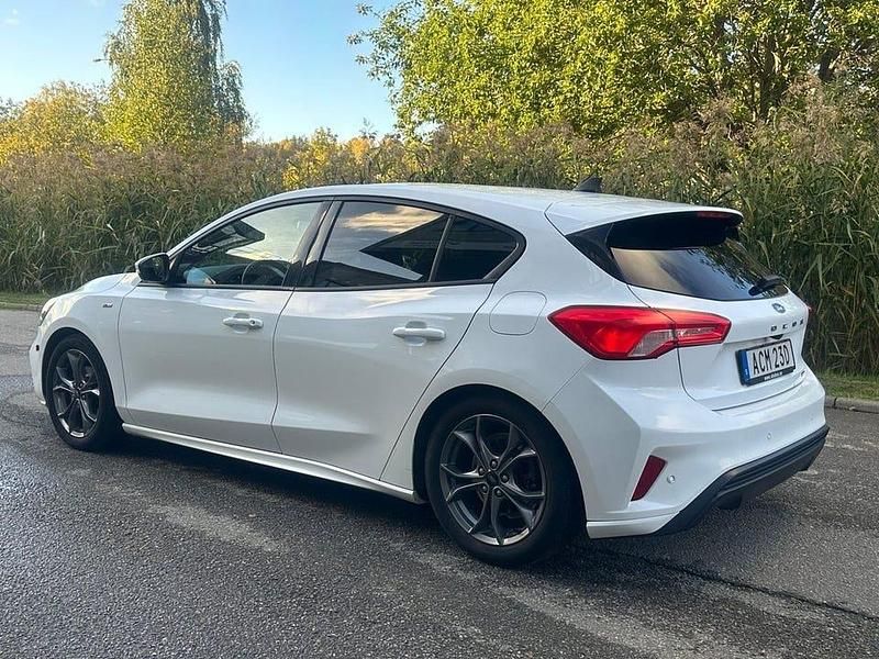 Begagnad Ford Focus ST-Line 125 HK (91 kW) 2021 Vit Halvkombi