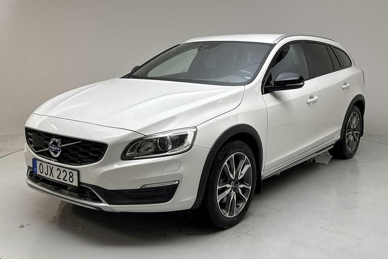 Vit Begagnad 2017 Volvo V60 CC Summum Kombi | 239 800 kr (Marknadspris) - Bild 1/4