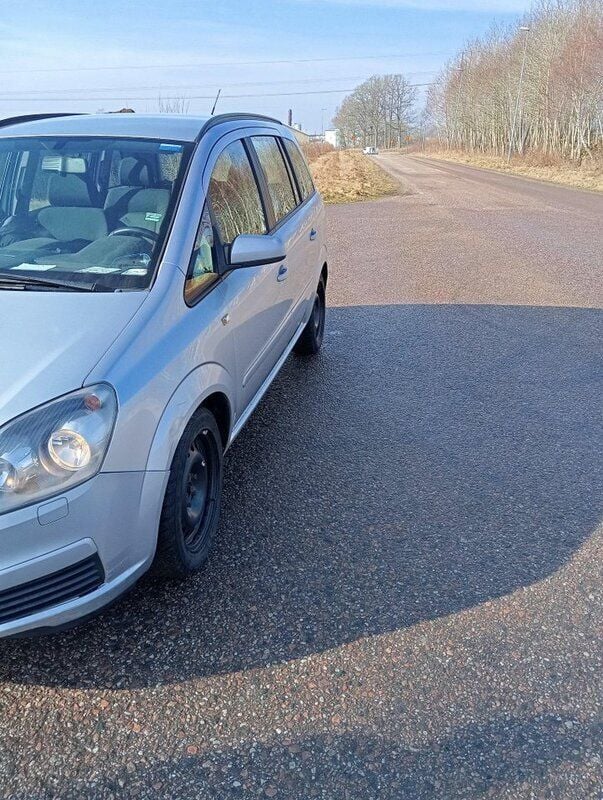 Grå Begagnad 2007 Opel Zafira Minibuss | 30 000 kr (Superpris) - Bild 1/4
